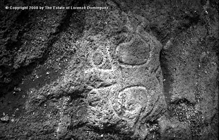 TAM_Petroglifo_10.jpg - Easter Island. 1960. Ahu Tongariki. Rests of pavement and paparona petroglyph. Photograph taken shortly before the destruction of the ahu by the tsunami of May 22, 1960.