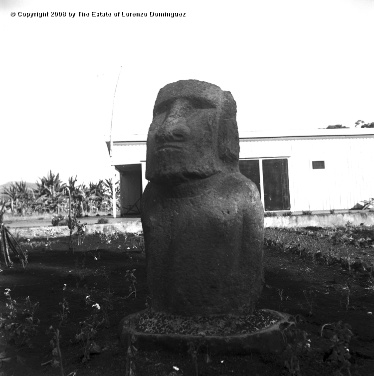TDM_Moai_Inconcluso_03.jpg - Easter Island. 1960. Hakf-carved, small moai found in Tongariki after the trsunami of May 22, 1960